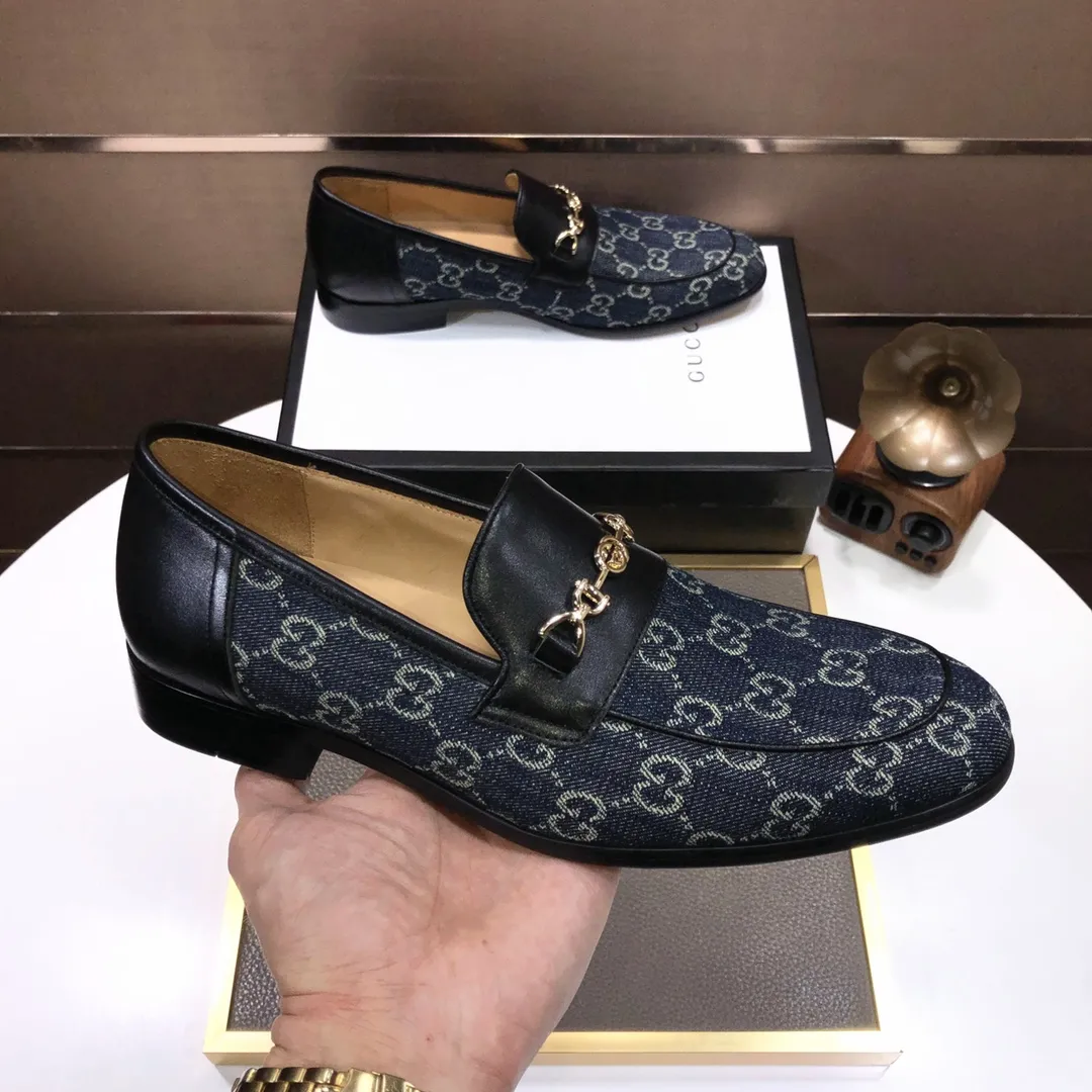 Factory batch 500💰Italy’s top luxury men’s shoe giant (GUCCI) (Gucci) (full cowhide lining) new arrival🍃Original European style🔰 Pleasant to the eye😍In order to make the shoes more durable and non-deformable🌀The production continues to follow traditional methods but there is still no lack of innovation💪The original sheepskin is selected for the leather♻️Smooth, natural and extra bright⭐Made of imported cowhide The rich man’s first choice 38-45 (45 customized)